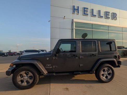 Used 2018 Jeep Wrangler Unlimited Sahara w/ Connectivity Group AWD/4WD image 3