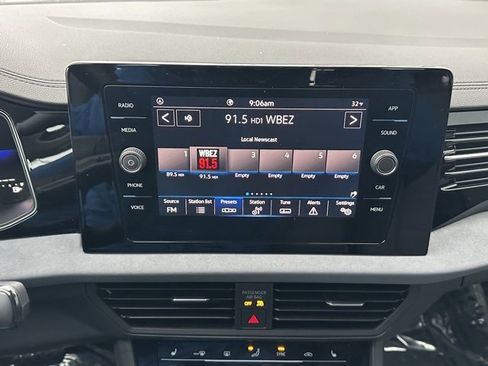 Certified 2025 Volkswagen Jetta SE image 30