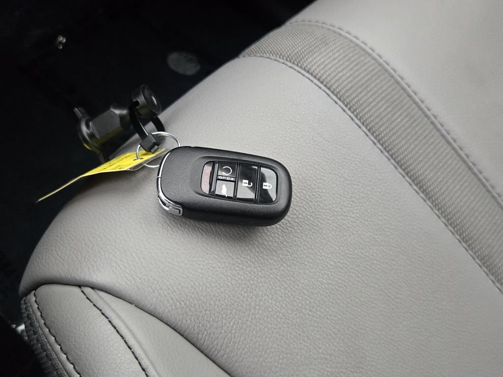 Certified 2025 Honda Pilot Touring image 19