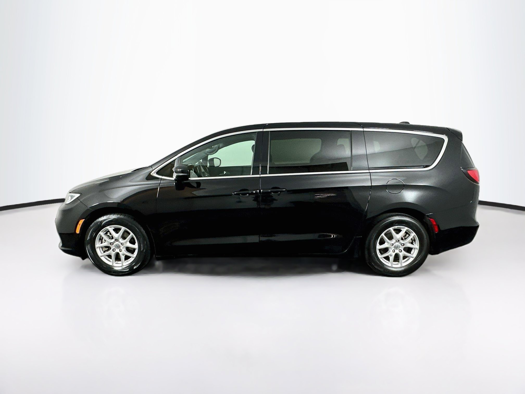 Used 2025 Chrysler Pacifica Select FWD image 4
