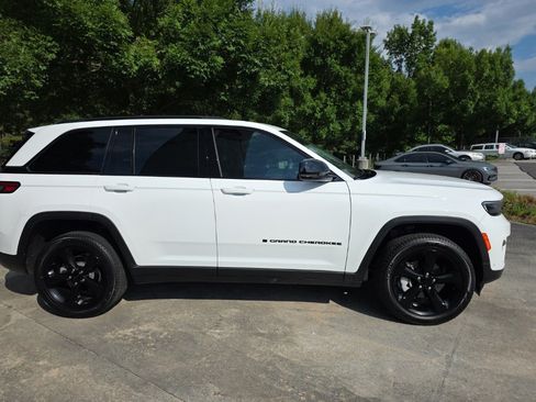 Used 2023 Jeep Grand Cherokee Limited w/ Luxury Tech Group II RWD image 10