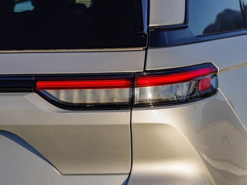 New 2025 Jeep Grand Cherokee Altitude image 10