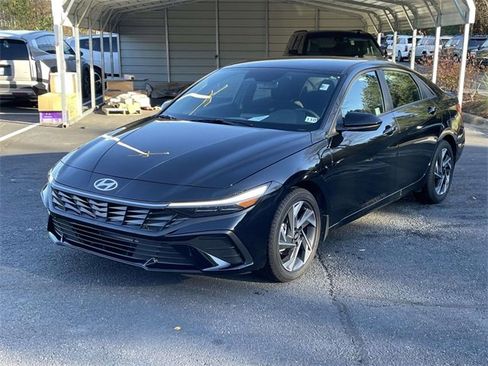 Certified 2025 Hyundai Elantra Sport image 3