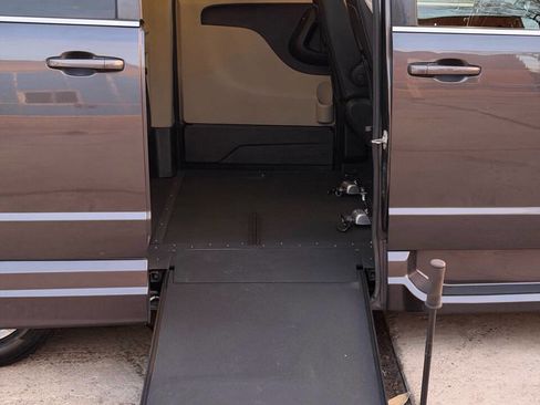 Used 2019 Dodge Grand Caravan SXT image 12