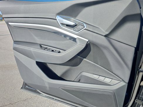 Used 2022 Audi e-tron Premium w/ Convenience Plus Package image 25