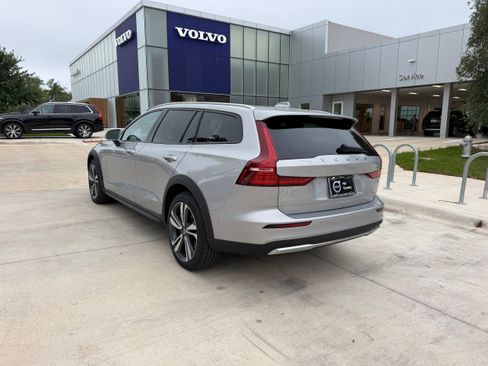 Certified 2025 Volvo V60 B5 Cross Country Plus AWD/4WD image 4