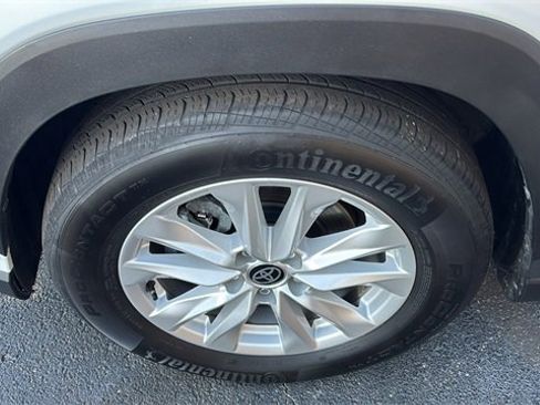 Used 2024 Toyota Corolla Cross LE image 31