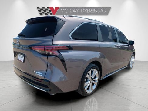 Used 2024 Toyota Sienna Platinum FWD image 4