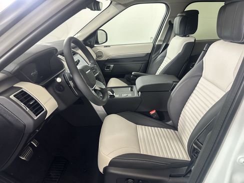 Used 2025 Land Rover Discovery Dynamic SE image 4