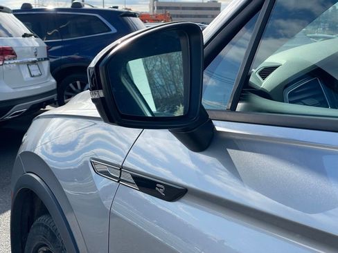 Certified 2022 Volkswagen Tiguan SE R-Line image 31