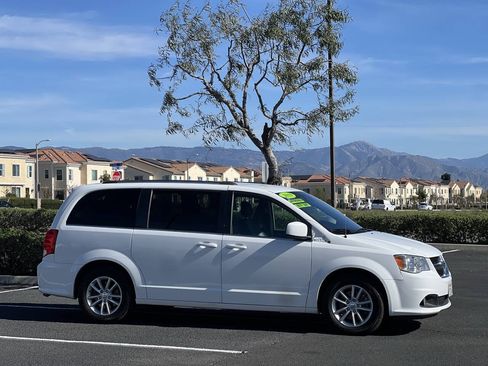 Used 2019 Dodge Grand Caravan SXT FWD image 2