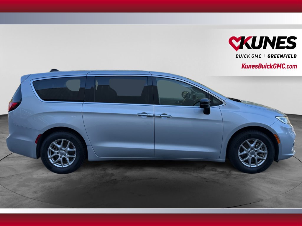 Used 2024 Chrysler Pacifica Touring-L FWD image 12