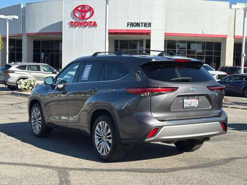 Used 2023 Toyota Highlander Platinum FWD image 5