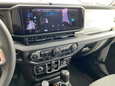 Used 2025 Jeep Wrangler Sahara image 18