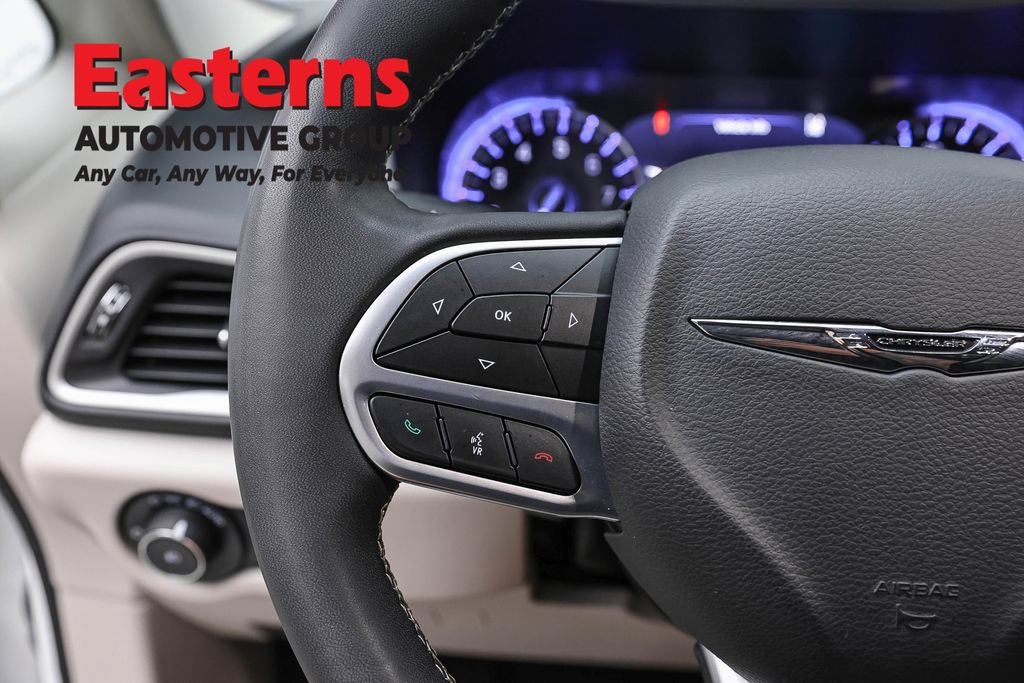 Used 2023 Chrysler Pacifica Touring-L FWD image 16