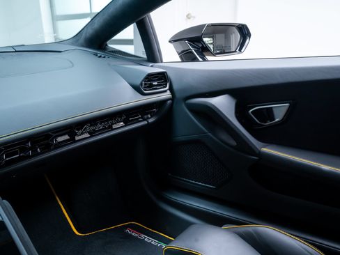 Used 2022 Lamborghini Huracan EVO RWD image 17