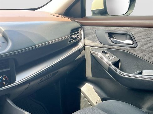 Used 2023 Nissan Rogue SV image 22