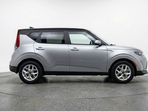 Used 2025 Kia Soul LX w/ LX Technology Package FWD image 11