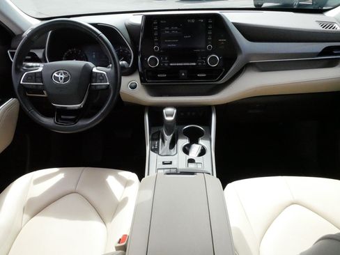 Certified 2021 Toyota Highlander XLE AWD/4WD image 10