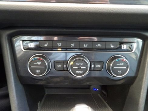 Used 2020 Volkswagen Tiguan SE image 32