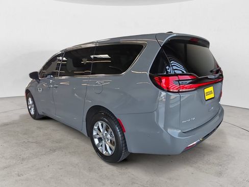 Used 2023 Chrysler Pacifica Touring-L AWD/4WD image 7