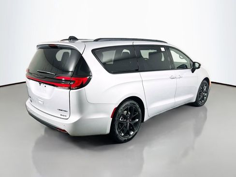 New 2026 Chrysler Pacifica Limited w/ Uconnect Theater Family Group image 7