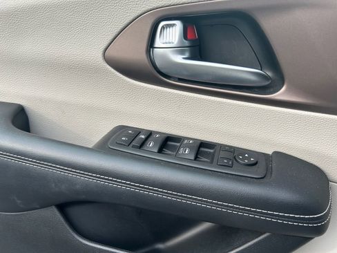 Certified 2022 Chrysler Voyager LX FWD image 17
