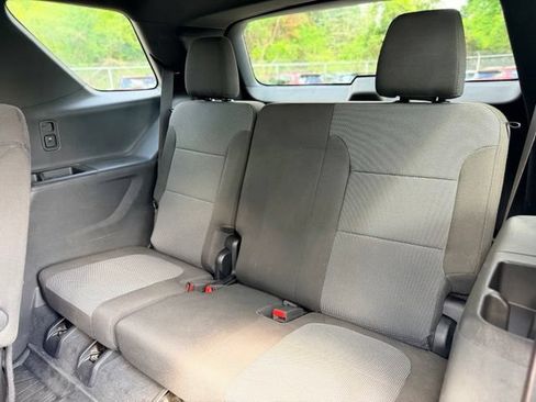 Used 2023 Chevrolet Traverse LT FWD image 25