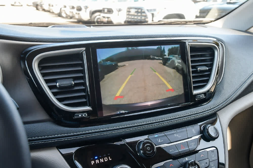 Used 2023 Chrysler Pacifica Touring-L FWD image 22