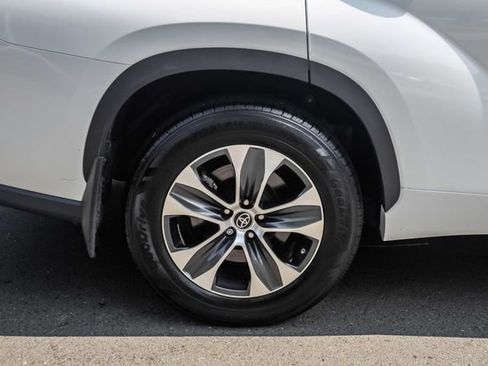 Used 2022 Toyota Highlander XLE AWD/4WD image 6