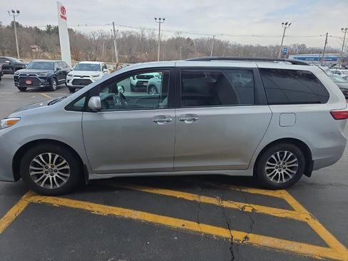 Used 2020 Toyota Sienna XLE image 8