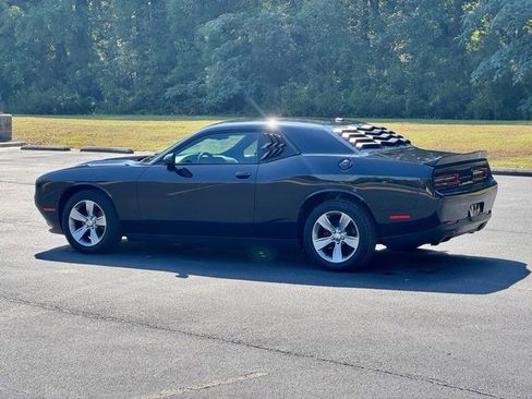 Used 2018 Dodge Challenger SXT image 4