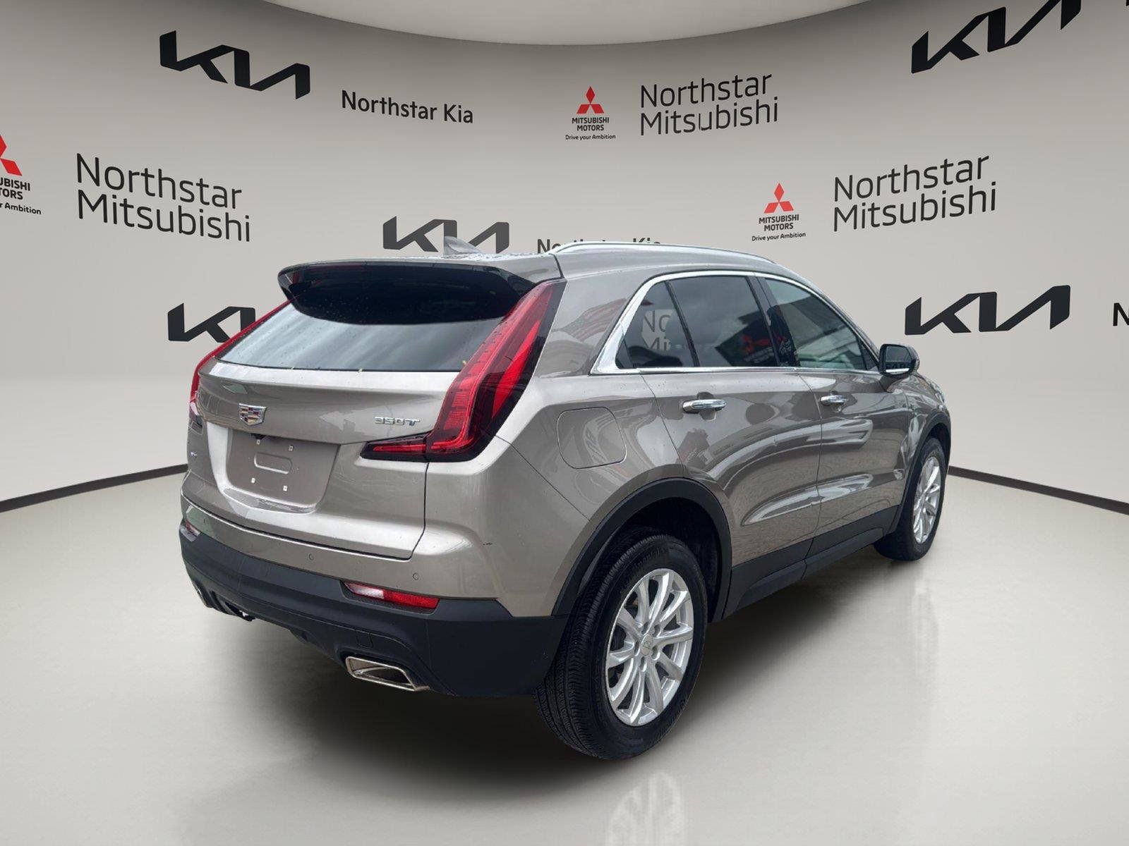 Used 2022 Cadillac XT4 Luxury w/ Cold Weather Package AWD/4WD image 6