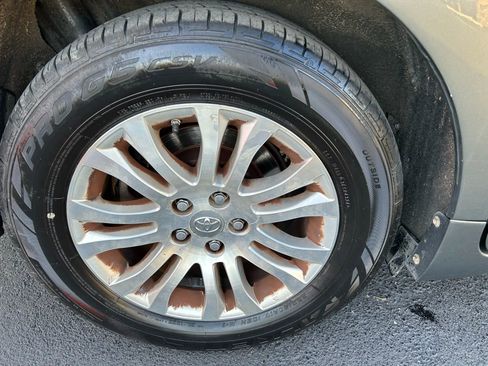 Used 2012 Toyota Sienna XLE image 30