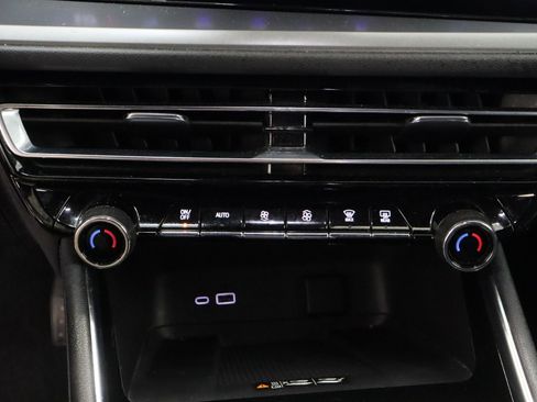 Used 2025 Chevrolet Traverse LT w/ Midnight/Sport Edition image 20