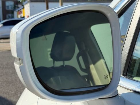 Used 2022 Chrysler Pacifica Touring-L w/ Uconnect Theater Family Group FWD image 12