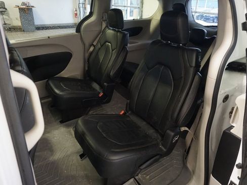 Used 2018 Chrysler Pacifica Touring-L w/ Tire & Wheel Group image 21