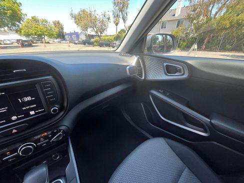 Used 2025 Kia Soul LX w/ LX Technology Package FWD image 33