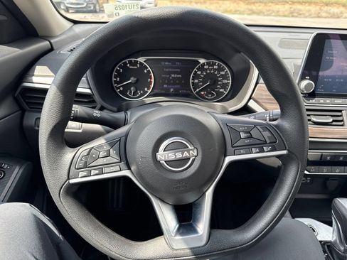 Used 2024 Nissan Altima 2.5 SV FWD image 17