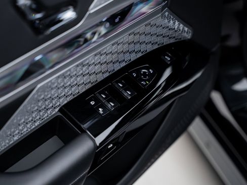 Used 2023 BMW i7 xDrive60 w/ Executive Package 2 image 54