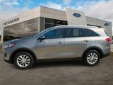 Used 2017 Kia Sorento LX image 2
