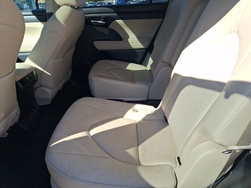 Used 2023 Toyota Highlander L image 31