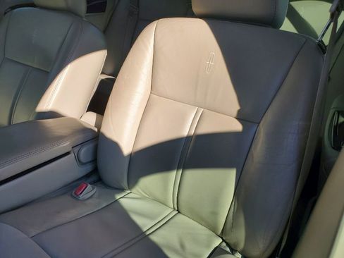 Used 2006 Lincoln Town Car Signature Limited image 19