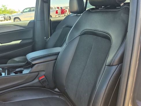 Used 2025 Jeep Grand Cherokee Altitude image 21