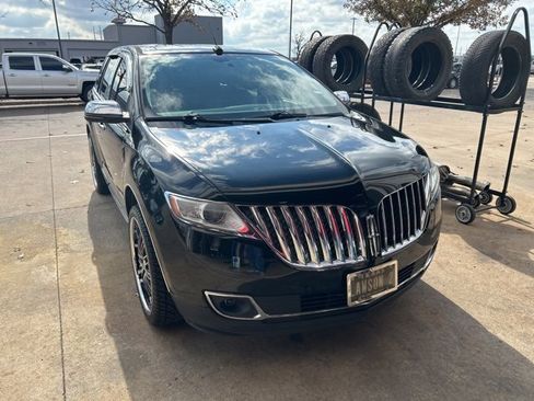 Used 2013 Lincoln MKX FWD image 2