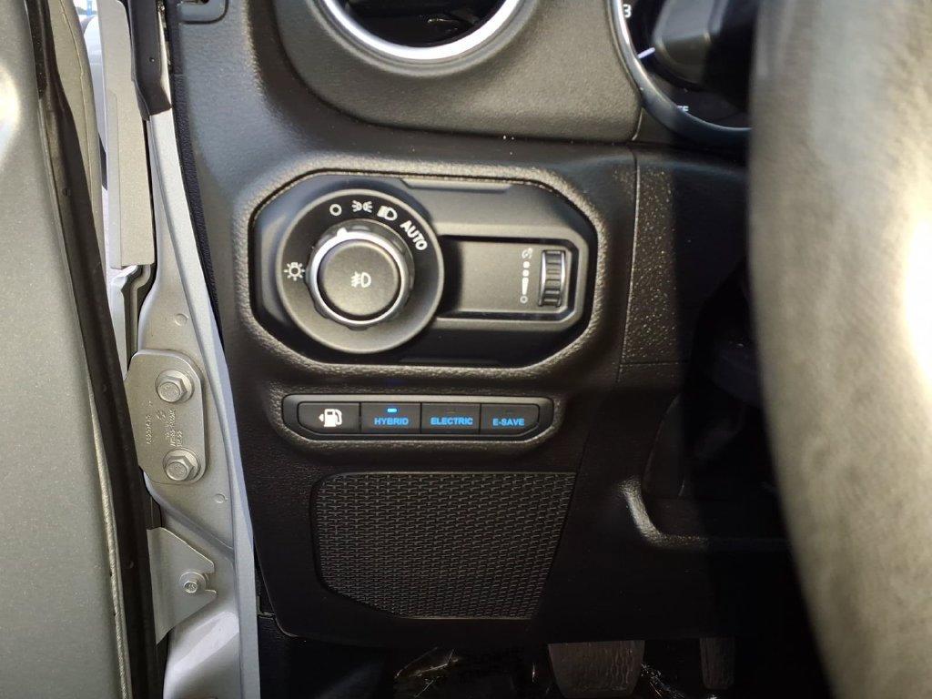 Used 2023 Jeep Wrangler Unlimited Sahara w/ Cold Weather Group AWD/4WD image 17