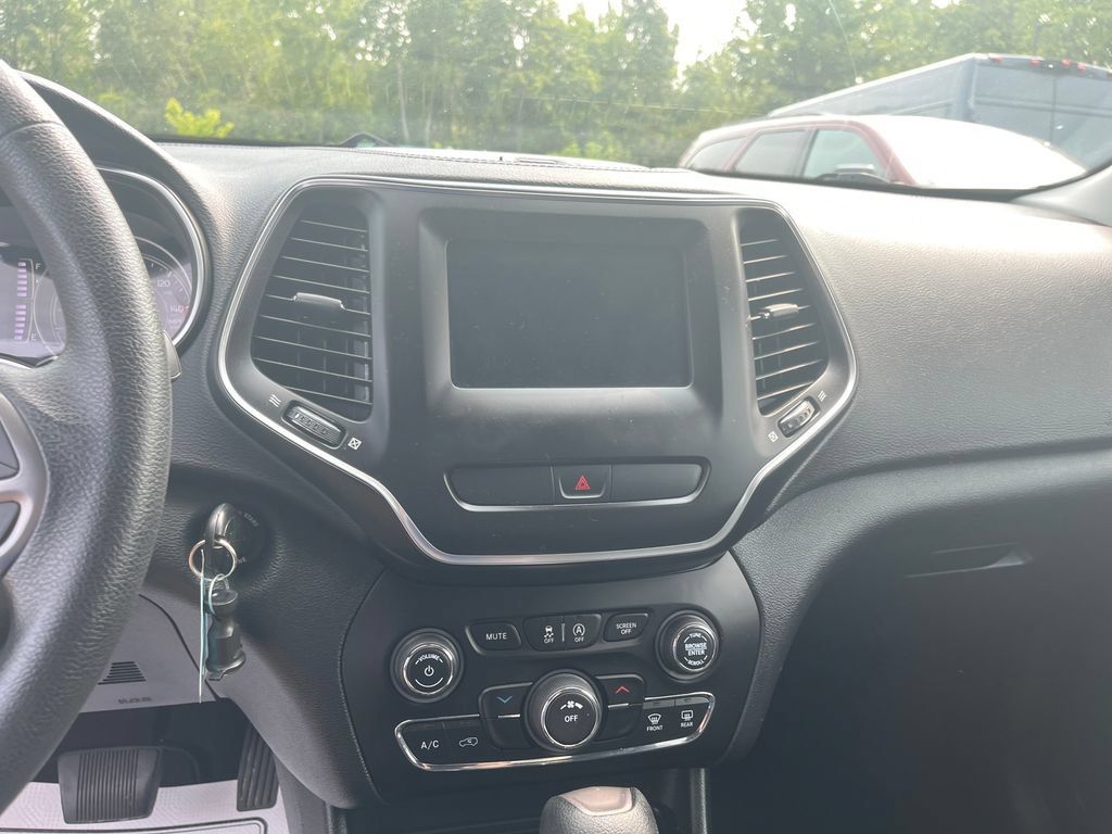 Used 2019 Jeep Cherokee Latitude w/ Popular Appearance Group AWD/4WD image 19