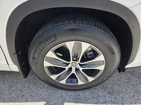 Used 2023 Toyota Highlander XLE image 18