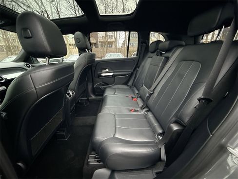 Used 2020 Mercedes-Benz GLB 250 4MATIC w/ Premium Package image 24