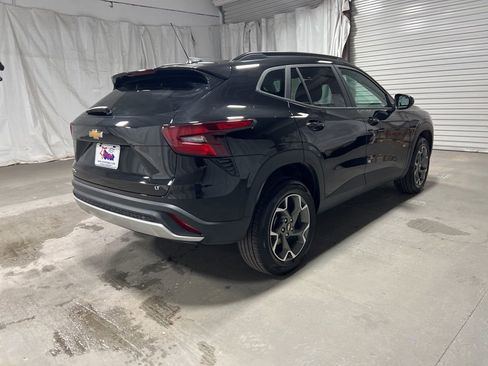 Used 2025 Chevrolet Trax LT w/ LT Convenience Package image 7